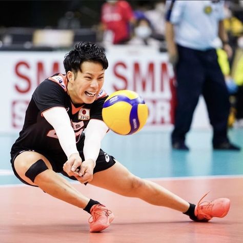 Yamamoto Volleyball, Tomohiro Yamamoto, Male Volleyball, Volleyball Dig, Libero Volleyball, Volleyball Libero, Volleyball Posters, Volleyball Bag, Japan Volleyball