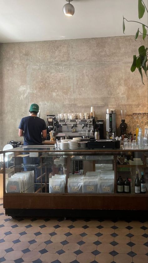 Rocket Espresso Appartamento, Berlin Coffee Shop, Coffee Shop Interior Design Ideas, Cafe Photo Ideas, Cool Coffee Shops, Shop Interior Design Ideas, Hipster Cafe, Coffee Shop Interior, Nyc Coffee Shop