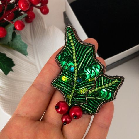 Christmas Brooch, Present Christmas, Embroidery Christmas, Bead Embroidery Jewelry, Christmas Pins, Embroidery Jewelry, Christmas Embroidery, Brooches Handmade, Beaded Brooch