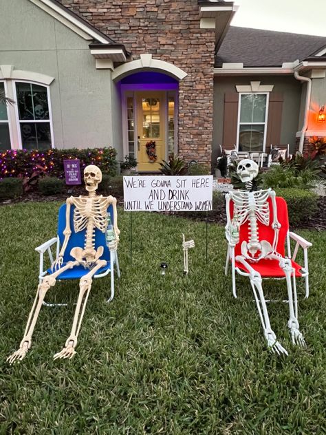 Halloween Yard Decorations Skeletons, Funny Halloween Outdoor Decor, Skeleton Yard Scenes, Front Yard Decor Ideas, Skeleton Displays, Skeleton Decorations Outdoor, Skeleton Halloween Decorations, Camper Decorations, Yard Decor Ideas