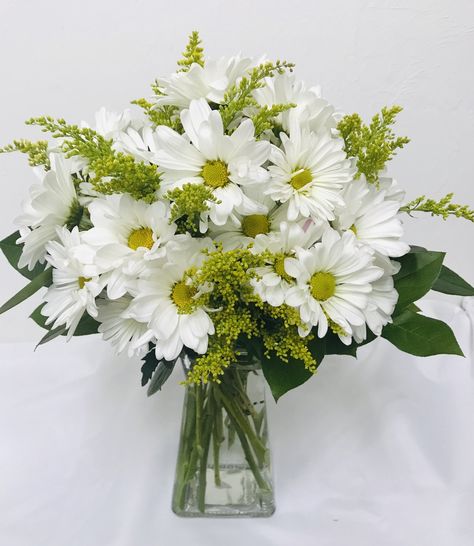 White Daisy Centerpieces, White Gerber Daisy Bouquet, Daisy Centerpiece Ideas, Daisy Arrangements, Md Table, Hoco Asks, Daisy Wedding Bouquet, Daisy Award, White Daisy Bouquet