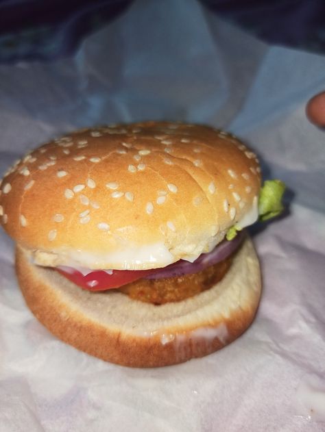 McDonalds burger Indian Burger, Aloo Tikki Burger, Mc Donald Burger, Burger Delivery, Mexican Burger, Home Burger, Burger And Fries, Food Challenge, Happy Meal