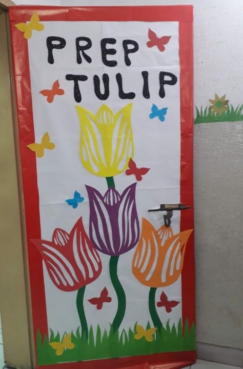 Tulip theme door for school. Flower theme door decorations idea. Theme Door Decorations, Tulip Theme, Lilly Flower, School Decor, Flower Theme, Classroom Door, School Decorations, Room Doors, Tulips Flowers