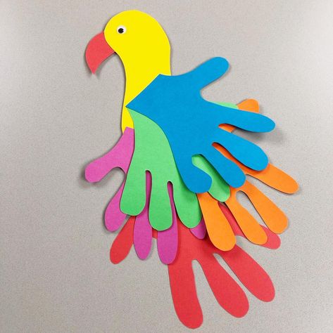 This wonderful handprint parrot craft is so easy to set up and complete - and what's more, there is very little mess involved! Handprint Parrot, Jungle Project, Rainforest Crafts, Safari Crafts, Parrot Craft, Library Resources, Easy Toddler Crafts, Halloween Crafts Preschool, Disney Classroom