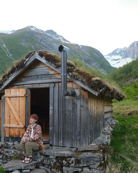 URKE ⛰️🫶🏼✨ - story time ◡̈ These little mountain huts deserve an entire blog post of their own because of their history (which I will share asap) but what must be said about these huts is that the owner, Terje, has to be one of the coolest, kindest people we could ever have hoped to meet on our travels 💘 After a big day of hiking, cold-plunging + sauna-ing, we were so excited to see a teeny weeny sign pointing to a hidden cafe. We decided to go grab a coffee, rest our legs and plan our rout... Mountain Hut, Mountain Huts, Kinds Of People, Story Time, Us Travel, So Excited, The Mountain, Big Day, Blog Post