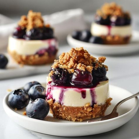 Budget Meals Mini Blueberry Cheesecakes, Crossiant Recipes, Mini Blueberry Pies, Cheesecake Blueberry, Cinnamon Bread Easy, Portable Dessert, Hacks For Home, Blueberry Topping, Classic Cheesecake