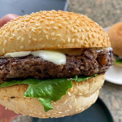 Mushroom Burger Recipe, Vegan Meat Recipe, Teriyaki Burgers, Veggie Fritters, Vegetable Burger, Vegan Burger Recipe, Vegetarian Recipes Dinner Healthy, Fresh Bread Crumbs, Vegan Meat