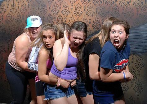 This haunted house snaps a hilarious photo at the exact moment you get terrified (click for more) Haunted House Pictures, Best Haunted Houses, Fear Factory, Scary Haunted House, Laughing Face, House Funny, Draw The Squad, Face Swaps, Horror House