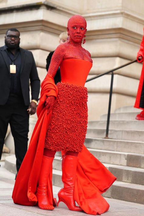 Doja Cat outdid herself yet again with an eye-catching crystal covered look at Paris Fashion Week Doja Cat Red, Red Accessories Outfit, Red Festival Outfit, Met Gala Outfits, Wild Outfits, Gala Fashion, Fashion Week Outfit, Fashion Gal, Music Festival Outfits