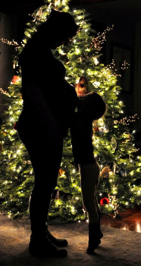 Maternity Christmas Pictures, Christmas Pregnancy Photos, Winter Maternity Pictures, Maternity Silhouette, Winter Maternity Photos, Christmas Baby Pictures, Baby Bump Pictures, Christmas Tree Silhouette, Foto Top