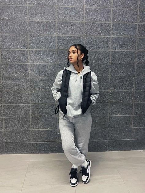 Pro Club Hoodie Outfit, Low 60 Degrees Outfit, Sweat Pants And Vest Outfit, Black Jumpsuit Baddie Outfit, Fits With Vest Woman, Sweat Cargo Pants Outfit, Outfits When Its Raining, Cute Work Fits, Outfit Ideas With Vest