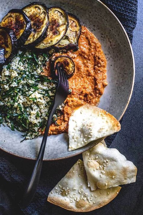 Quinoa, kale and eggplant bowl with muhammara (gf/v). Eggplant Bowl, Vegan Diner, Mojito Recept, Quinoa Kale, Healthy Bowls, Fettuccine Alfredo, Diet Vegetarian, Chicken Dinner Recipes, Vegan Dinners