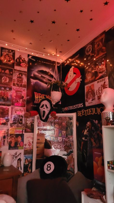 Grunge Indie Aesthetic Room, Room Ideas 80s Vibe, Room Ideas Aesthetic Horror, Room Ideas Rock Aesthetic, 80s Rock Room Decor, Room Inspo Aesthetic Grunge, Retro Room Inspo 80s, Room Ideas Aesthetic Grunge Edgy, Indie Grunge Room Aesthetic