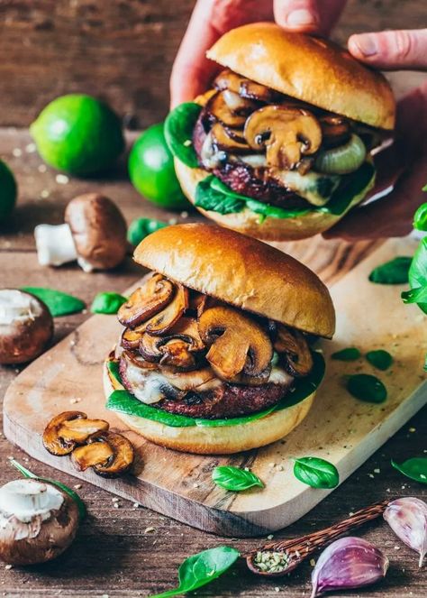 mozzarella mushroom burger, pour la mozza vg Vegan Burger Patties, Making Burger Patties, Impossible Burger, Mozzarella Recipes, Mushroom Burger, Vegan Mozzarella, Christmas Recipes Appetizers, Cashew Cheese, Vegan Burger