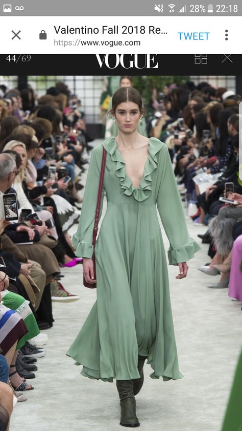 Valentino fall 2018 pfw Pistachio Outfit, Pistachio Dress, Sage Green Outfit, Vogue Fashion Trends, Orange Pistachio, Red Leather Skirt, Valentino Gowns, Bohemian Fall, Colour Trends