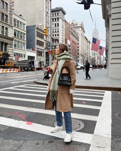 Trench Coat And Converse, Converse With Coat Outfit, Converse And Trench Coat Outfit, Beige Coat Winter Outfit, Oversized Peacoat Outfit, White High Top Converse Outfit Winter, Beige Trench Coat Outfit Winter, Tan Peacoat Outfit, White Converse Outfit Winter