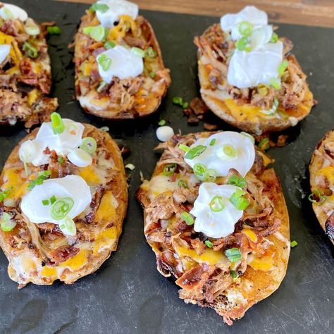 Potato Skins Easy, Blackstone Griddle Recipes, Outdoor Griddle Recipes, Pulled Pork Leftover Recipes, Griddle Cooking Recipes, Traeger Cooking, Leftover Pulled Pork, Smash Burger Recipe, Bbq Potatoes