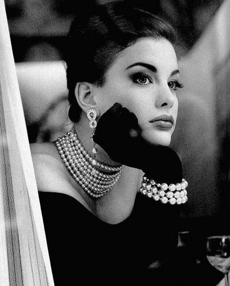 Let’s bring glamour back Black Pearl Necklace, Glam Photoshoot, Old Hollywood Glam, Liv Tyler, Vintage Fashion Photography, Luxury Lifestyle Dreams, Gold Pearl Earrings, Hollywood Glam, Necklace Black