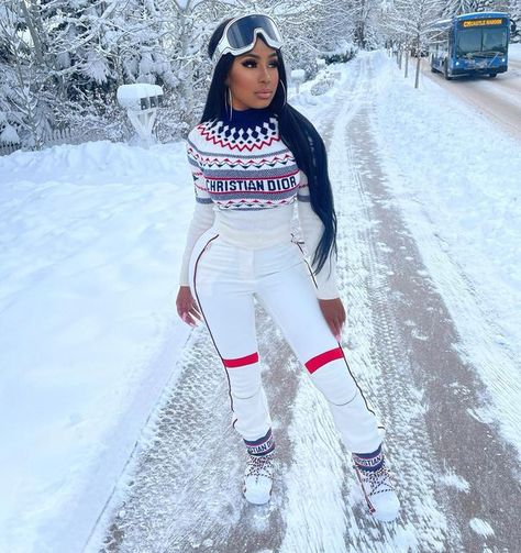 Caresha ..💗💋 on Instagram: "Merry Christmas 🎄 ❤️" Aspen Outfits, Ski Resort Outfit, Mode Au Ski, Snow Outfits For Women, Ski Outfit For Women, Yung Miami, Ski Trip Outfit, Cold Fashion, Colorado Outfits