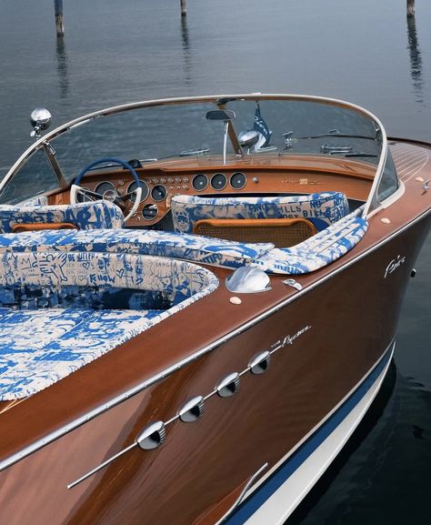 Boat Aesthetic Vintage, Vintage Yacht, Wooden Speed Boats, Riva Boat, Runabout Boat, Small Yachts, Boat Lights, Boat Wedding, Lake Pictures