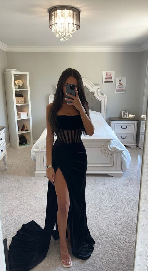 Prom Dress Inspo, Robes Glamour, Classy Prom, 2024 Prom, Prom Girl Dresses, Classy Prom Dresses, Stunning Prom Dresses, Velvet Gown, Prom Dress Inspiration