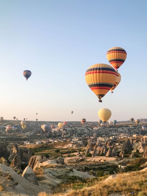 Visiter la Cappadoce en Turquie en 4 jours #randonnée #turquie #voyage #nature Travel Ads, Pipe Dream, Miramar Beach, Fantasy Places, Travel Goals, Dream Destinations, Travel Life, Vacation Destinations, Land Scape