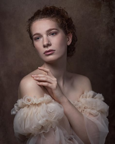 Traditional Portrait Photography, Faces To Draw Photographs, Portrait Pose Reference, Victorian Style Portrait, Art Portrait Photography, Female Portrait Photography, Vogue Photo, Portrait Study, Fine Art Portrait Photography