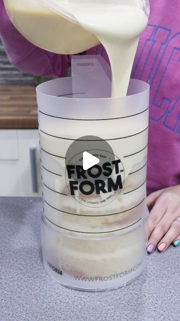 Easy Way To Frost A Cake, Ways To Frost A Cake, Premade Frosting Hack, How To Frost A Cake For Beginners, Frost Form Cake Ideas, How To Frost A Cake, Frost Form, Frost Form Cake, How To Frost A Cake Smooth