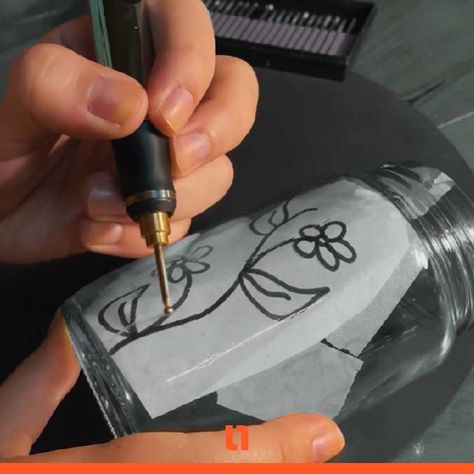 Quick and easy guide to learn how to engrave on glass, with different techniques and ideas to engrave. Step by step guide. Get your engraving pen ready and let's do it. Dremel Engraving, Glass Etching Diy, Etching Tool, Etching Diy, Dremel Tool Projects, Glass Etching Stencils, Diy Engraving, Cow Skull Art, Pen Projects