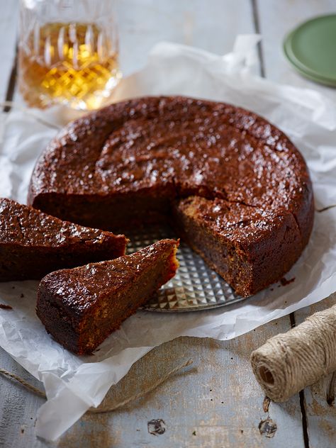 Shivi Ramoutar’s rum-drenched fruit cake recipe is a popular recipe in the Caribbean at Christmas time – every family has their own recipe, and every family claims their recipe is the best. Here's Shivi's boozy version. Jamaican Christmas Cake, Black Cake Recipe, Jamaican Rum Cake, Cake Recipes Uk, Whiskey Cake, Cake Light, Black Cake, Ginger Cake, Fruitcake Recipes