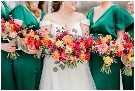 Flowers That Go With Emerald Green, Flowers To Go With Emerald Green Dress, Kelly Green Wedding Theme, Wedding Palette Spring, Emerald Green Bridesmaids, Emerald Wedding Theme, Green Spring Wedding, Prom Flowers Bouquet, Forest Green Bridesmaid Dresses