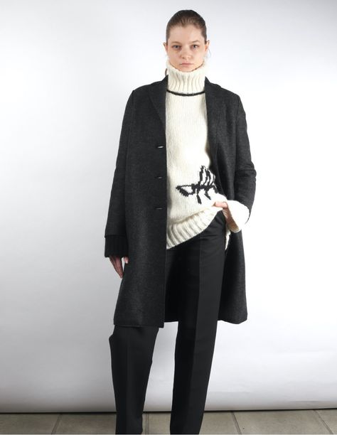 Fall for the simplicity and British elegance of the HARRIS WHARF London coat at www.serie-noire.com. British Elegance, Harris Wharf London, Grey Coat, Winter Scarf, Charcoal Grey, Medium Length, Mid Length, Normcore, Spring Summer