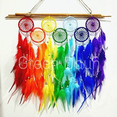 Chakra Dreamcatcher, Rainbow Dream Catcher, Atrapasueños Diy, Mosaic Mirror Frame, Wool Crafts Diy, Dream Catcher Patterns, Dreamcatcher Design, Dream Catcher Decor, Dream Catcher Art