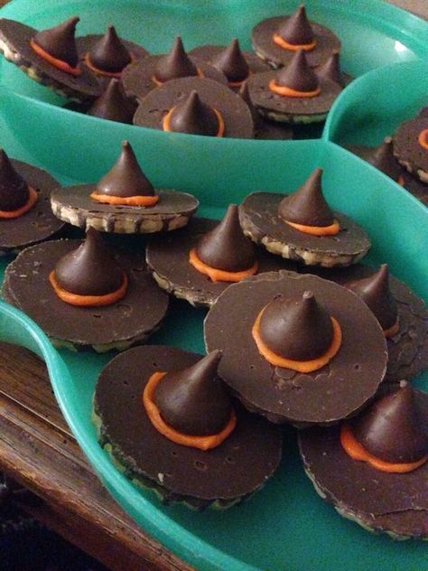 Witch hat cookies! Just use the Keebler Fudge Stripe cookies, a little icing, and some Hershey kisses! Gateau Harry Potter, Harry Potter Snacks, Halloween Party Desserts, Witch Hat Cookies, Easy Halloween Cookies, Cupcake Diaries, Harry Potter Theme Birthday, Halloween Cookie Recipes, Cumpleaños Harry Potter