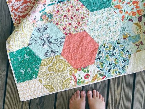 Octagon Quilt, Beginner Quilts, Hexie Quilts Patterns, Hexagon Quilt Pattern, Charm Quilts, Girl Quilts Patterns, Hexie Quilt, Charm Quilt, Pretty Quilt