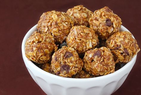 no-bake energy bites Office Food, No Bake Energy, No Bake Energy Bites, Horse Treats, Energy Bites, Healthy Treats, I Love Food, Appetizer Snacks, No Bake