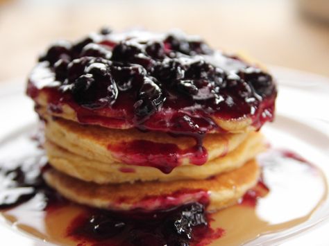 Cornmeal Pancakes with Blueberry Syrup recipe from Ree Drummond via Food Network Blueberry Syrup Recipe, Food Network Recipes Pioneer Woman, Cornmeal Pancakes, Oatmeal Pancakes Recipe, Ree Drummond Recipes, Blueberry Syrup, Food Network Canada, Oatmeal Pancakes, Ree Drummond