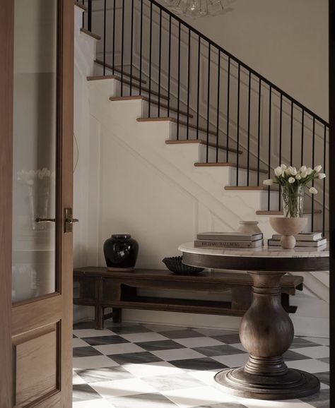 Staircase Entryway Ideas, Georgian Staircase, Curated Spaces, Vista House, Carolina House, Entryway Inspiration, Interiors Dream, Entry Table, Staircase Design