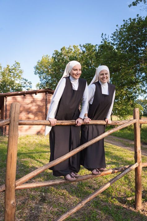 CARMELITE NUNS Christian Veils, Christian Modesty, Nuns Habits, Catholic Wallpaper, Holy Art, Monastic Life, Sisters Of Mercy, Catholic Images, Bride Of Christ