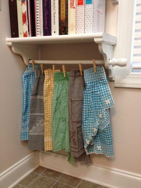 Antique Apron Display, How To Display Vintage Aprons, Vintage Aprons Display, Apron Display Ideas, Apron Display, Apron Storage, Towel Display, Vintage Booth, Shelf Vintage