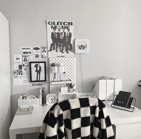 Kpop Room Desk, Renovation Bedroom, Decor Room Ideas, White Dorm Room, Ideas Habitaciones, Kpop Room, Room Styling, Dorm Room Bedding, Study Desk Decor