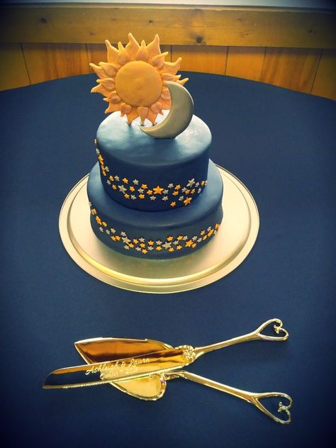 Sun moon and stars fondant wedding cake Sun And Moon Birthday Cake, Sun Cake Design, Sun And Moon Cake, Stars Wedding Cake, Cake Tv Show, Wedding Cake Fondant, Moon Cake Topper, Housewarming Cake, Sun Cake