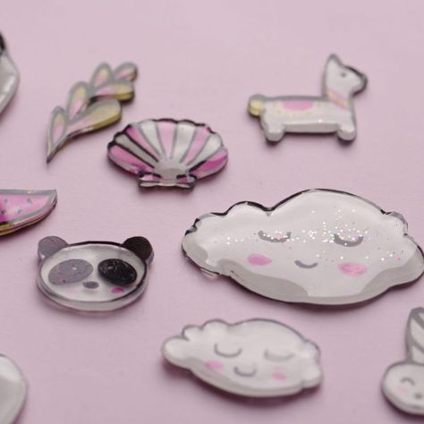 Tutoriel - Mini pin's au plastique dingue / fou - Lovelyoupi Plastic Fou, Shrink Art, Plastic Crafts, Diy Games, Shrink Plastic, Diy Clay Crafts, Diy Clay, Jewelry Inspo, Art Decoration