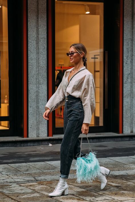 Milan Fashion Week Street Style Day 2 Rainy Street Style, European Street Style Winter, Nyc Fashion Week 2023, Street Style Italy, Rome Street Style, Italy Street Style, Milan Fashion Week 2023, Fashion Week Street Style Outfits, Rainy Outfit