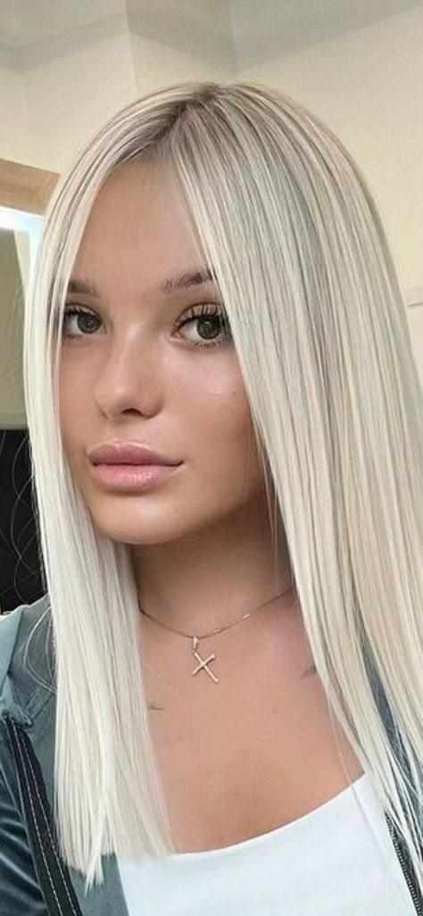 Platinum Blonde Hair Balayage, Blonde Hair Pictures, Long Bob Blonde, Blonde Hair With Roots, Perfect Blonde Hair, Blonde Hair Inspo, Bright Blonde Hair, Summer Blonde Hair, Summer Blonde