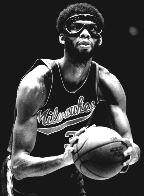 Abdul-Jabbar at the free throw line in 1974 Kareem Abdul-jabbar, Abdul Jabbar, Kareem Abdul, Kareem Abdul Jabbar, Sport Basketball, Nba Legends, Sport Icon, Sports Hero, Nba Stars