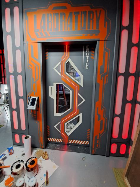 Cyberpunk Door Design, Scifi Door Concept Art, Spaceship Classroom Door, Spaceship Room Design, Sci Fi Room Decor, Cyberpunk Room Interiors, Star Wars Door, Futuristic Door, Spaceship Door