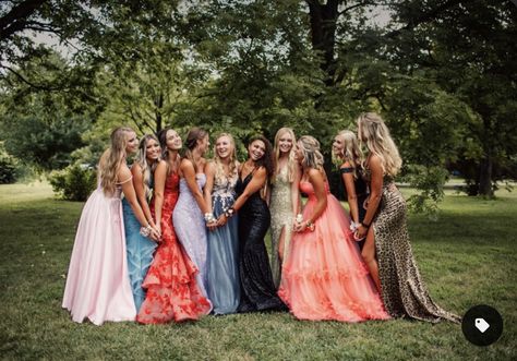 Prom Dress Poses, Poses For Prom, Dress Picture Ideas, Prom Group Poses, Prom Pictures Friends, Poses Prom, Prom Pictures Group, Prom Captions, Prom Photography Poses