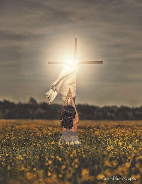 Photographer Captures What The True Meaning Of Easter Is All About.... He Is Risen Indeed! Easter Images Free, Jesus Christ Drawing, True Meaning Of Easter, Candy Baskets, Bible Quotes Pictures, He Is Risen Indeed, Resurrection Of Jesus Christ, The Resurrection Of Jesus, Easter Photography