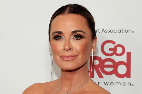 See What Kyle Eats in a Day & Her Exact Workout After addressing weight-loss rumors, The Real Housewives of Beverly Hills cast member is sharing all the details on her meals and exercise regimen.  Abby Feiner RHOBH cast member Kyle Richards is sharing what she eats in a day and her workout routine. Get the details! Kyle Richards Makeup, Kyle Richards Plastic Surgery, Kyle Richards Style, Kylie Richards, Best Facial Sunscreen, Protein Powder Smoothie, Exercise Regimen, Tamra Judge, Instant Tan